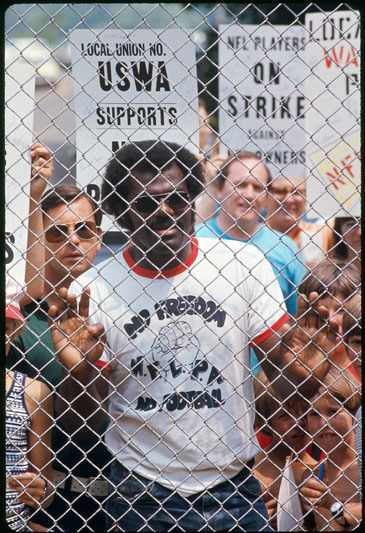 players-strike-1974-alan-page-fence-nl.jpg